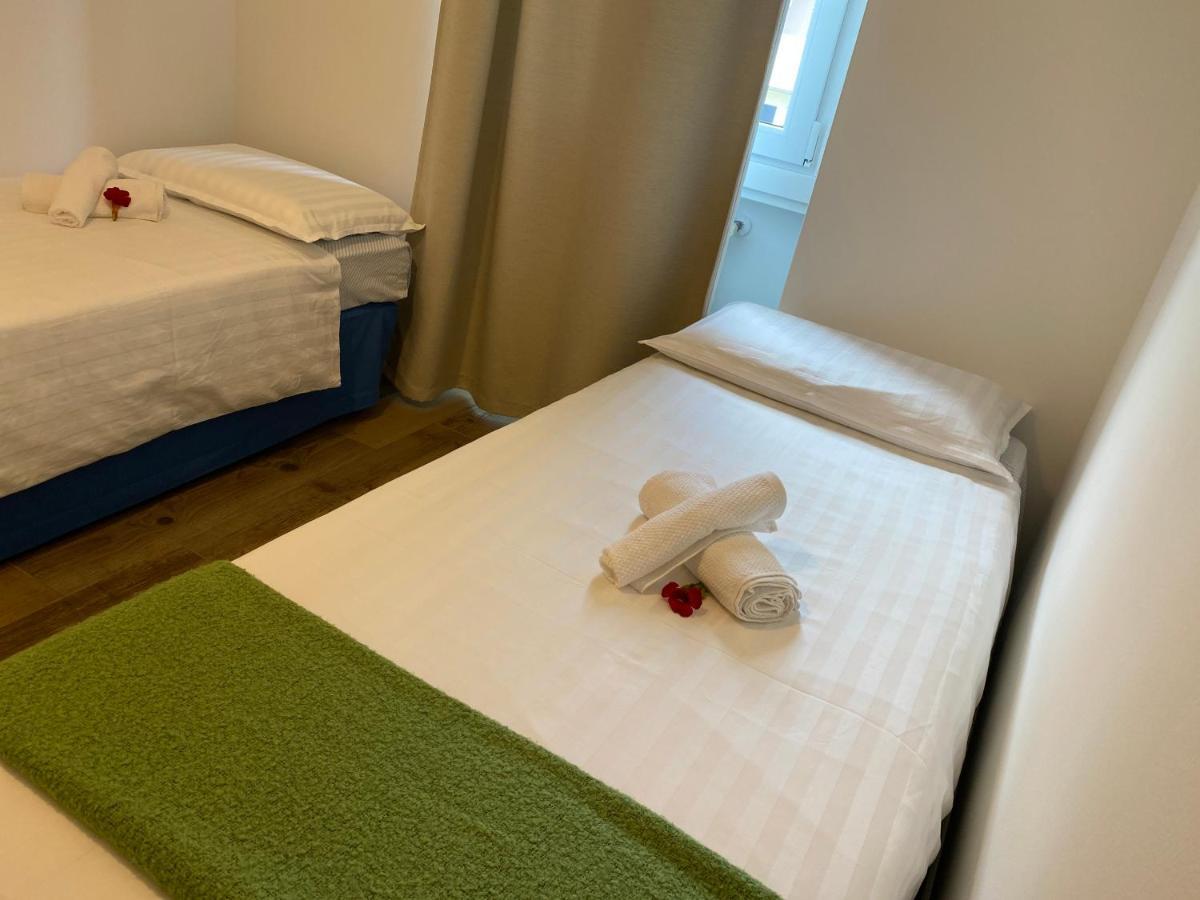Casa Carolina: King Size Bed Across From Golden Beach Desenzano del Garda Luaran gambar